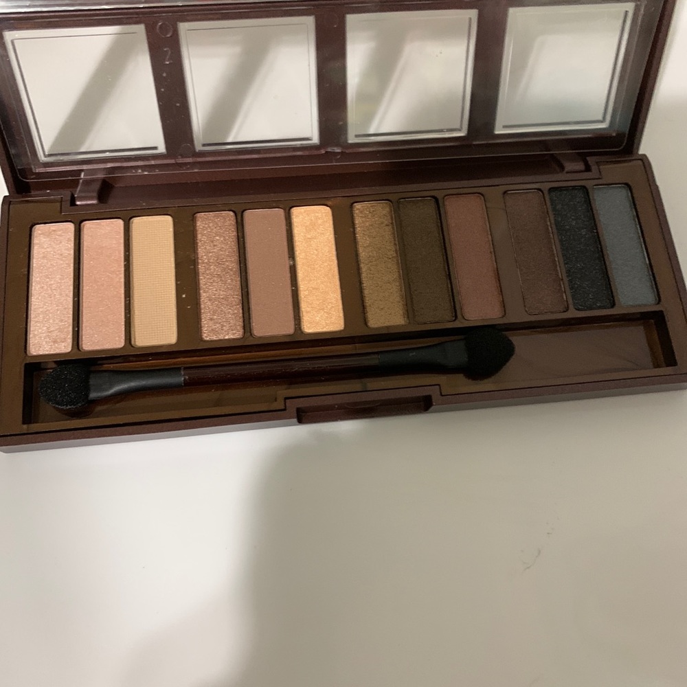 Makeup - Picture 4 of 10